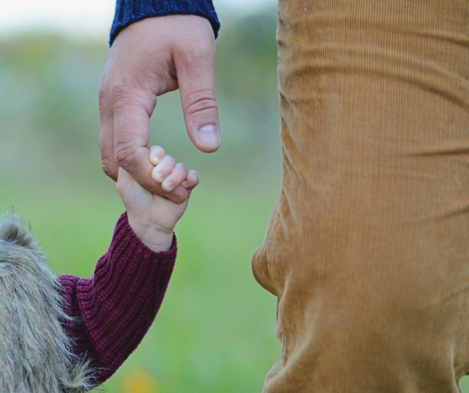 Padre sculaccia il figlio fino a provocargli lividi sui glutei: la scoperta della maestra d’asilo
