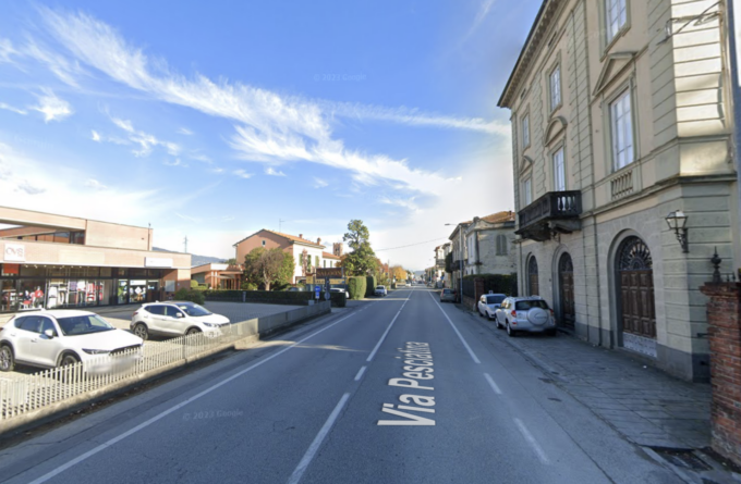 Auto si ribalta e finisce contro un muro, gravissimi due giovani nell’incidente a Lucca