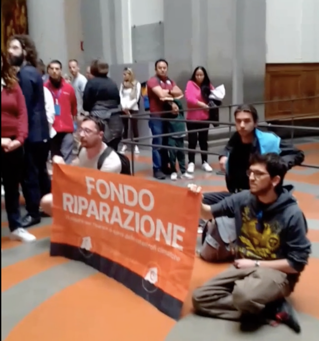 Blitz di Ultima Generazione a Firenze: quattro attivisti incatenati al David di Michelangelo