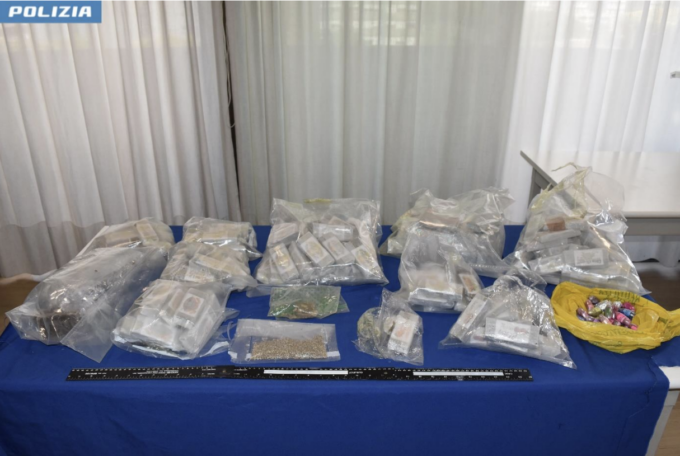 Nascondeva 22 chili di hashish nel congelatore in un garage di Prato