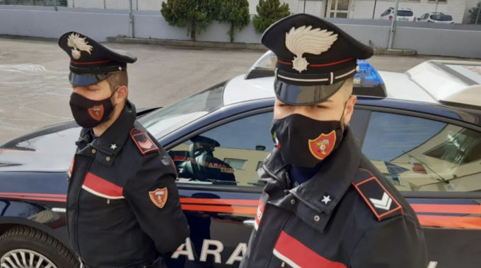 Aggredisce a martellate il rivale in amore, arrestato per tentato omicidio