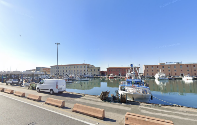 Pescatore 31enne si amputa il dito di una mano: incidente sul lavoro al porto di Livorno