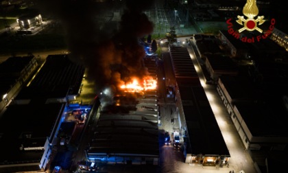 Incendio in una ditta di Scandicci, porte e finestre chiuse nelle zone limitrofe