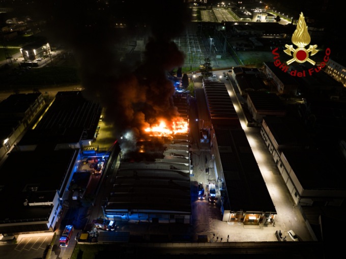 Incendio in una ditta di Scandicci, porte e finestre chiuse nelle zone limitrofe