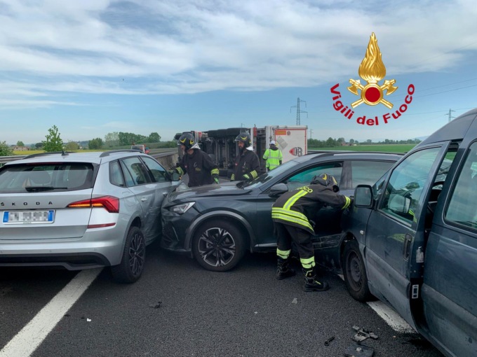 Tir si ribalta tra Chiusi e la Valdichiana in direzione Firenze. Tre le auto coinvolte