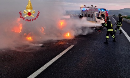 Mattinata nera sulle strade: auto tampona il furgone di Società Autostrade, il conducente scappa