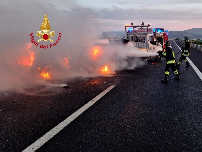 Mattinata nera sulle strade: auto tampona il furgone di Società Autostrade, il conducente scappa