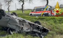 Auto si ribalta dopo scontro frontale: ferita intera famiglia con madre incinta e bambina di 3 anni