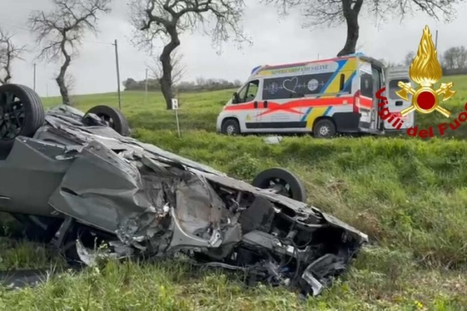 Auto si ribalta dopo scontro frontale: ferita intera famiglia con madre incinta e bambina di 3 anni