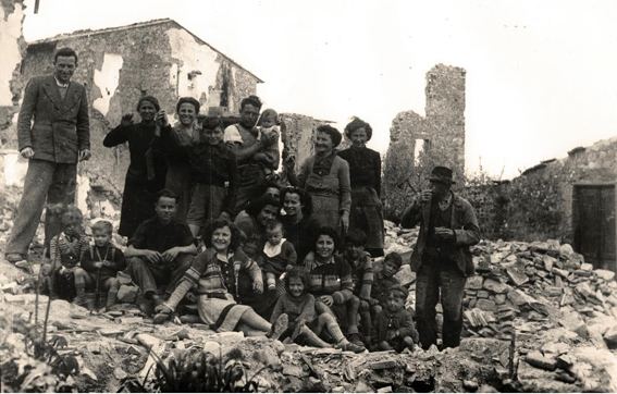 Memorie di una bambina sotto le bombe. Una coperta all’uncinetto, il bambolotto di celluloide e l’odore acre delle bombe. Rosanna Tacci e la Liberazione