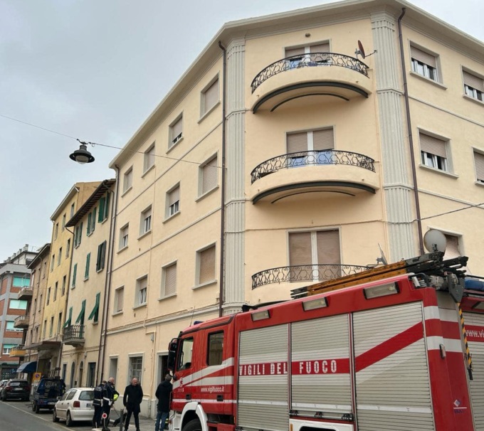 Incendio in casa, grave una donna di 62 anni. Ipotesi fuga di gas