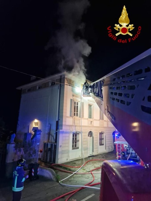 Due ustionati e intossicati nell’incendio di una mansarda a Lucca: salvati due cani