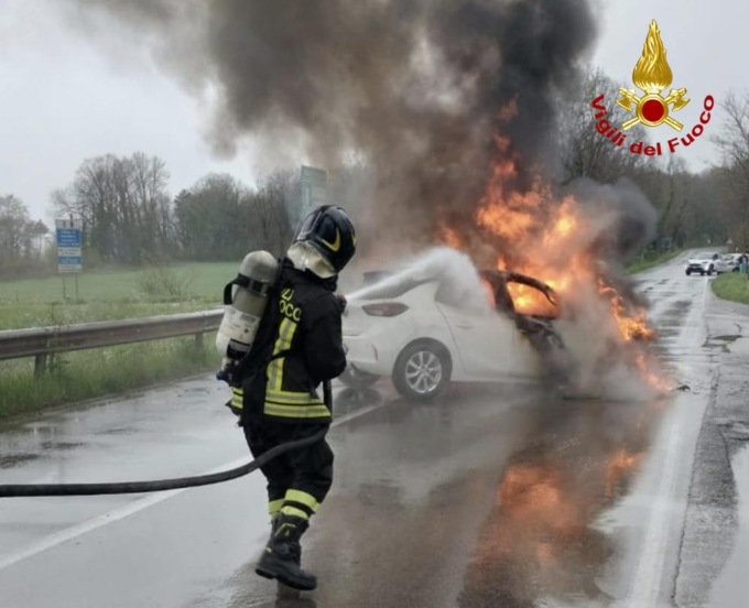 Auto in fiamme sull’Autopalio tra Poggibonsi e San Donato: riaperta la carreggiata in direzione Firenze