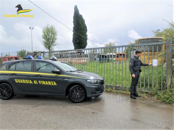 Terreno adibito a deposito per veicoli dismessi e officina abusiva: sequestrate 82 tonnellate di rifiuti pericolosi