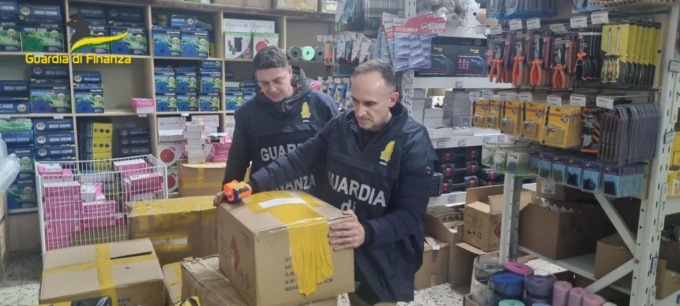 Merce contraffatta e lavoratori a nero: sequestrato negozio in Valdelsa