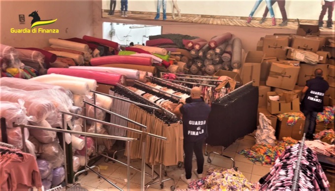 Merce contraffatta e pericolosa al Macrolotto di Prato: sequestrati 4 milioni di articoli di abbigliamento e 6 chilometri di stoffa