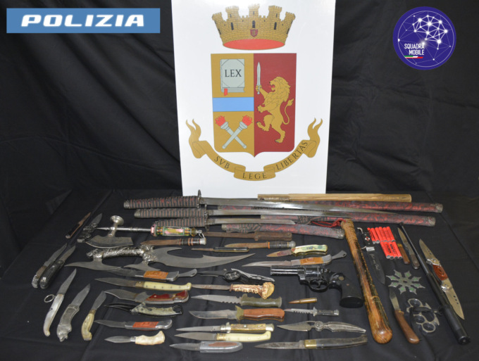 Mesi di maltrattamenti dall’ex compagno e l’allarmante scoperta: in casa aveva un arsenale bellico