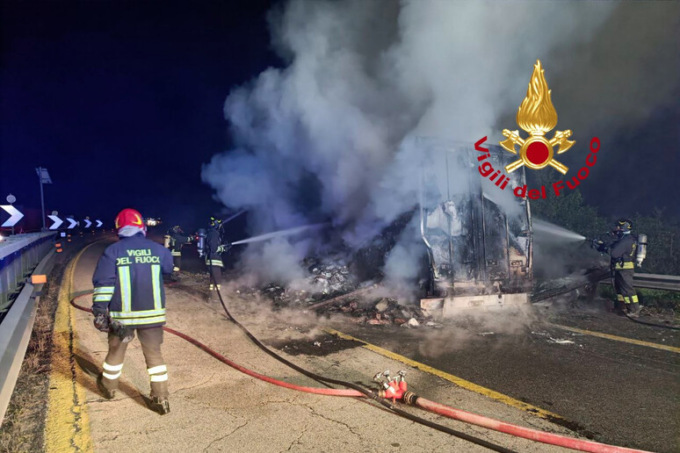 Camion a fuoco in A1, coda tra i caselli di Firenze Impruneta ed Incisa verso Roma