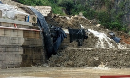 Smottamento all'ex discarica Cava Fornace, liquami finiscono in strada: "Avvisaglia pericolosa"