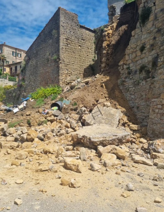 Volterra, dopo il crollo delle mura etrusche si indaga sulle cause. Non è stata una infiltrazione d’acqua