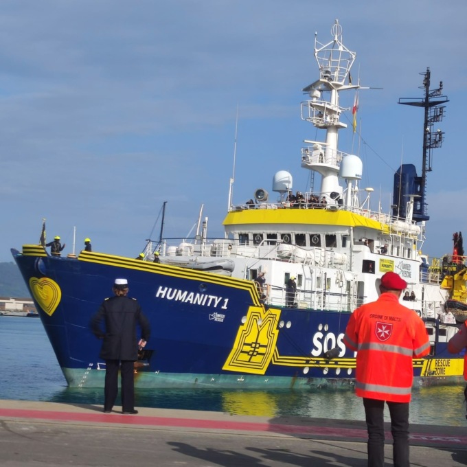 Humanity One con 70 migranti arrivata a Marina di Carrara: anche una donna incinta e bambini