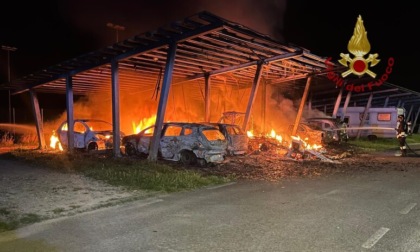 Tettoia con pannelli fotovoltaici prende fuoco, in fiamme otto auto e un camper