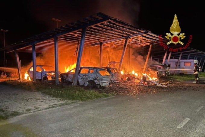Tettoia con pannelli fotovoltaici prende fuoco, in fiamme otto auto e un camper