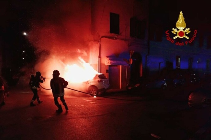 Auto a fuoco nella notte a Livorno: tre veicoli coinvolti nell’incendio