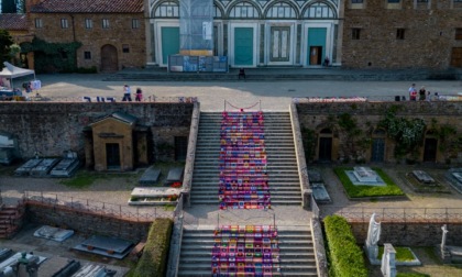 A San Miniato al Monte il mantello gigante simbolo di cure palliative realizzato dai volontari con 3.000 quadrotti all'uncinetto