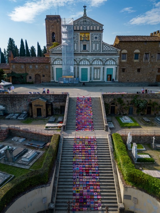 A San Miniato al Monte il mantello gigante simbolo di cure palliative realizzato dai volontari con 3.000 quadrotti all’uncinetto