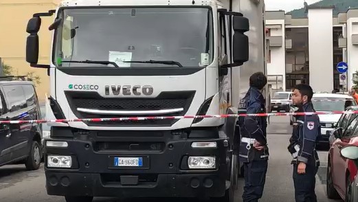 Muore investito da un camion dei rifiuti. Tragedia nel pratese