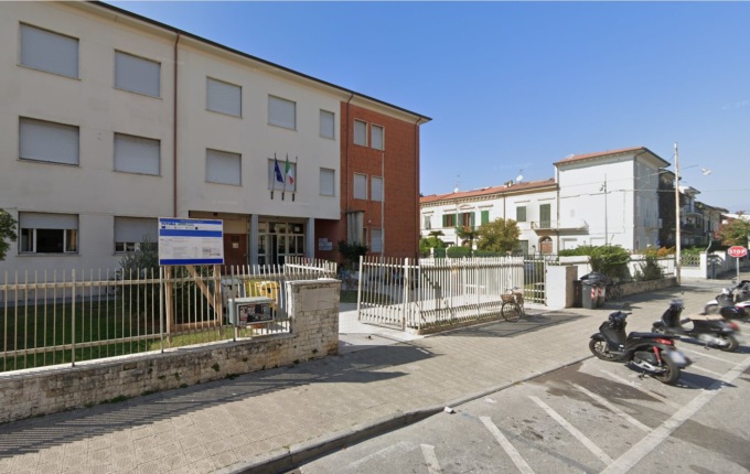 Crolla parte del tetto di una scuola a Viareggio, tanta la paura