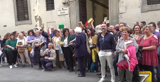 Rimaturità, in 140 davanti al liceo per…. rifare l’esame di Stato