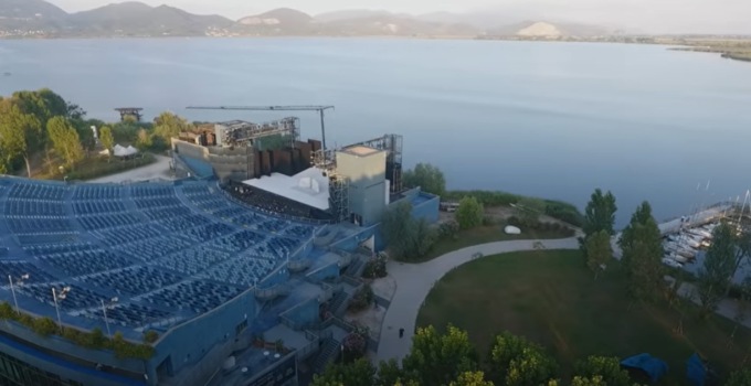 Torre del Lago, operai travolti dal materiale di scena al teatro Pucciniano. Quattro i feriti