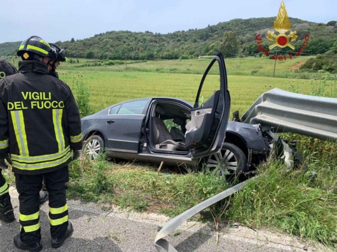Scarlino, esce di strada con l’auto e sbatte contro il guard rail: muore 46enne di Gavorrano