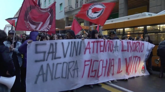 Disordini a Livorno per la presentazione del libro di Salvini: lanciata bomba carta fuori dal teatro