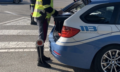 Trasportavano 25 stecche di sigarette rubate,  fermati dalla Polstrada dopo un'inseguimento