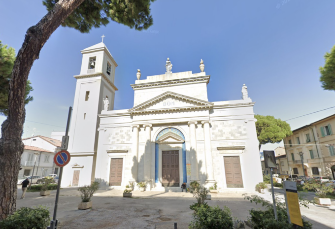 Atti sessuali in chiesa a Viareggio, coppia interrotta dai fedeli arrivati per la messa