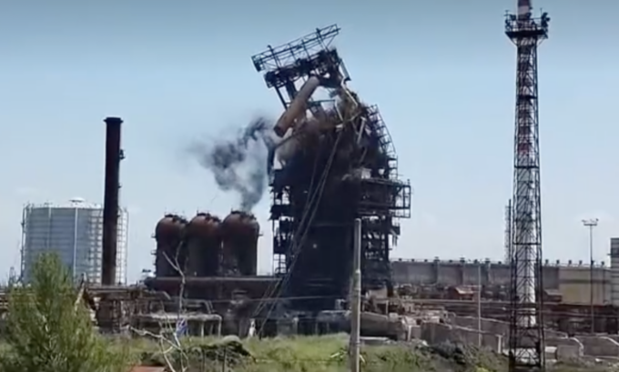 Demolito al quarto tentativo l’ultimo altoforno di Piombino: il video del collasso