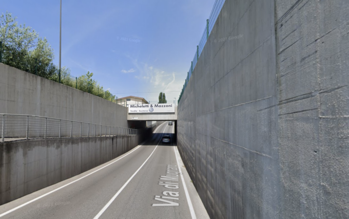 Scontro frontale fra due auto a Lucca: tre feriti, 30enne in grave condizioni