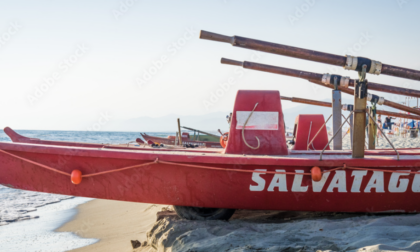 Quattro giovani rischiano di annegare a Viareggio, salvati dall'intervento dei bagnini