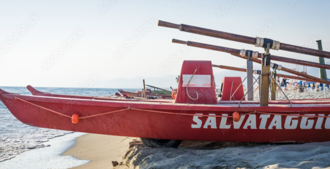 Quattro giovani rischiano di annegare a Viareggio, salvati dall’intervento dei bagnini