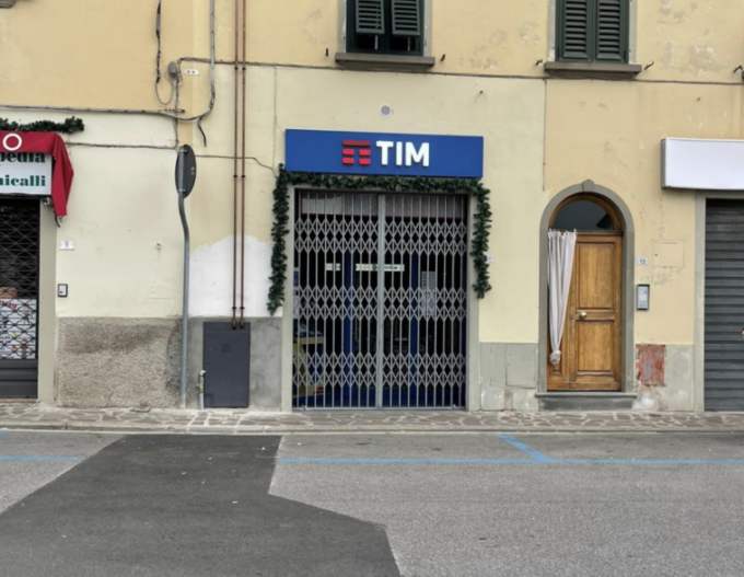Pontassieve, colpo nel negozio di telefonia: rubati 50 cellulari e il fondo cassa
