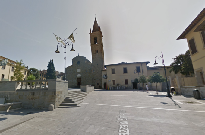 Accoltellato nel pieno della movida ad Arezzo: 34enne fuori controllo in ospedale