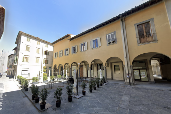 Prato, anziana derubata da una baby gang: strappata la collana dal collo
