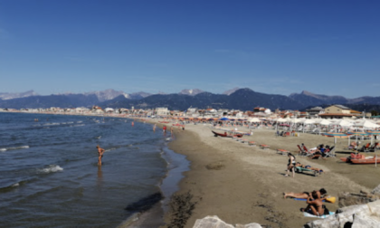 Viareggio, derubato (di una catenina d'oro) da una donna che finge di baciarlo sul collo