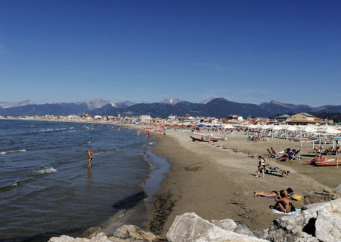 Marina di Grosseto, sospetta violenza sessuale in spiaggia: indagini in corso