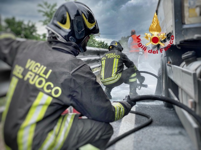 Pneumatico di un mezzo pesante prende fuoco: paura sulla Fi-Pi-Li
