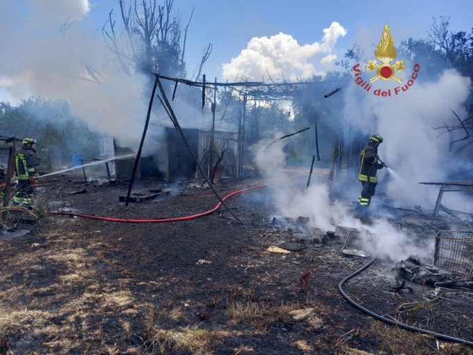 Incendio a Grosseto, a fuoco una baracca ad uso agricolo in mezzo agli orti