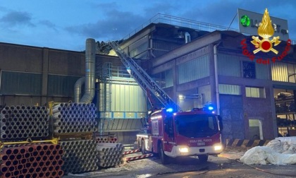 Incendio in una cartiera di Borgo a Mozzano: nella notte a fuoco un aspiratore